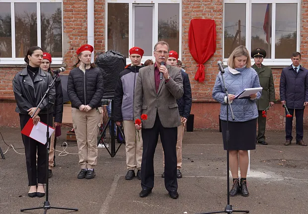 В ШКОЛЕ № 18 ПОСЕЛКА ПАРКОВОГО ОТКРЫЛИ МЕМОРИАЛЬНУЮ ДОСКУ ГЕРОЮ СОВЕТСКОГО СОЮЗА ГОЛОВКО ПАВЛУ ФЕДОТОВИЧУ